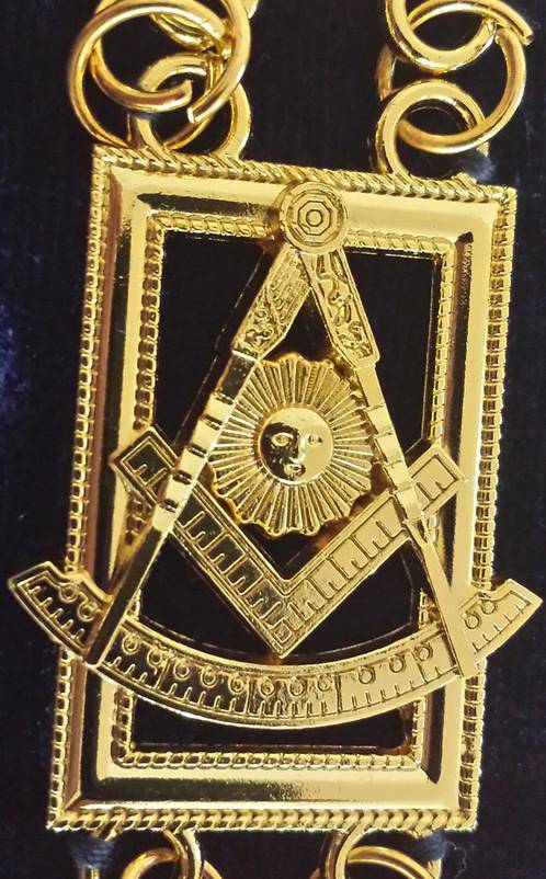 Past Master Blue Lodge Chain Collar – Gold Plated on Blue Velvet – detail 2